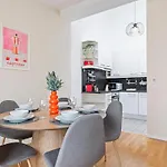 Modern Apartment Near City Center - Rooftop Terrace