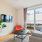 Modern Apartment Near City Center - Rooftop Terrace
