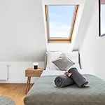 Modern Apartment Near City Center - Rooftop Terrace